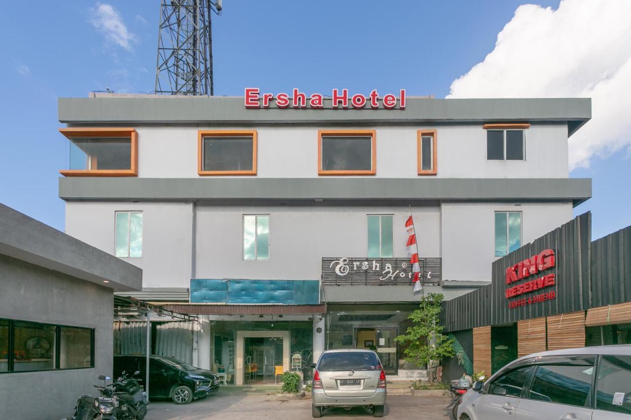 Oyo 3366 Ersha Hotel Banjarmasin  Bagian luar foto